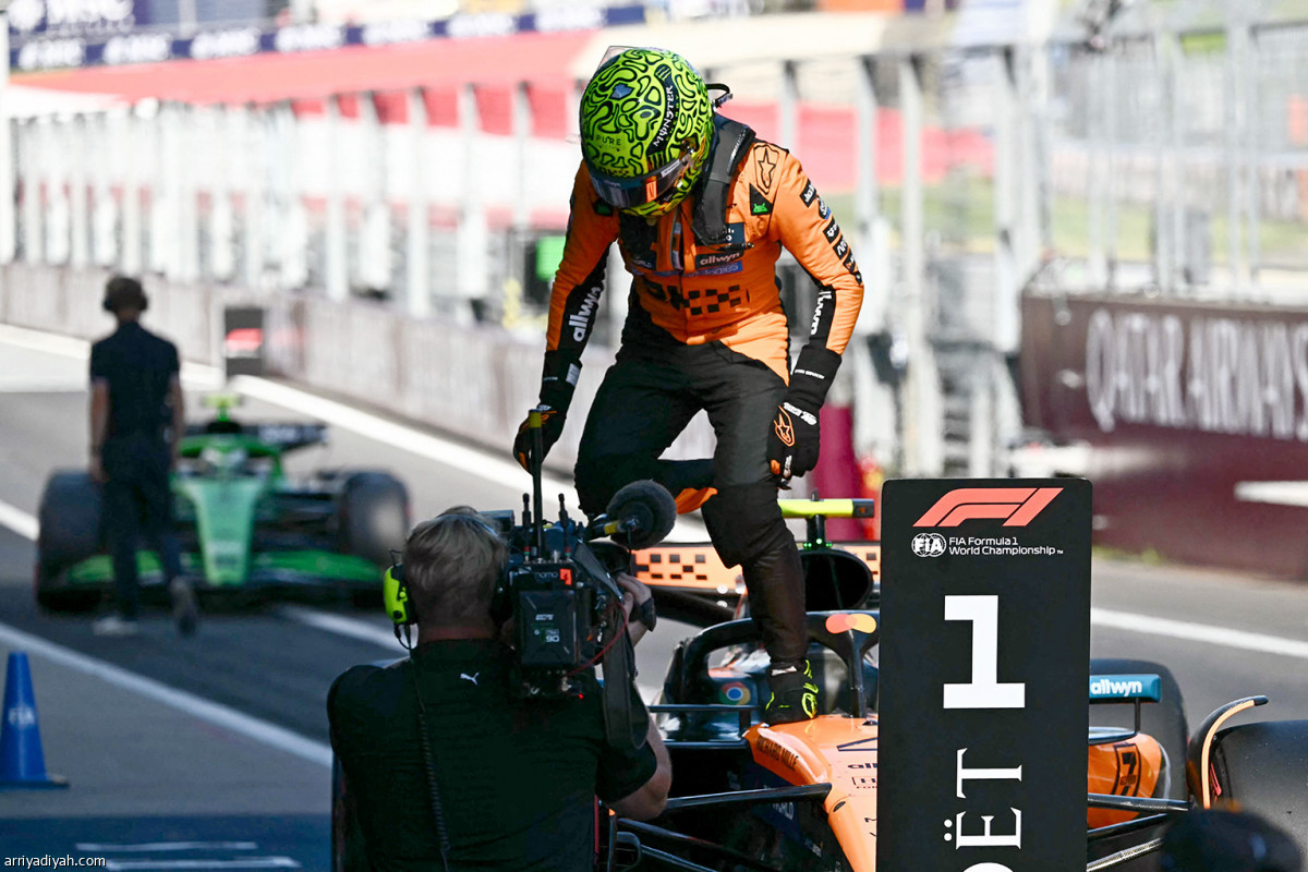 نوريس ينطلق أولا