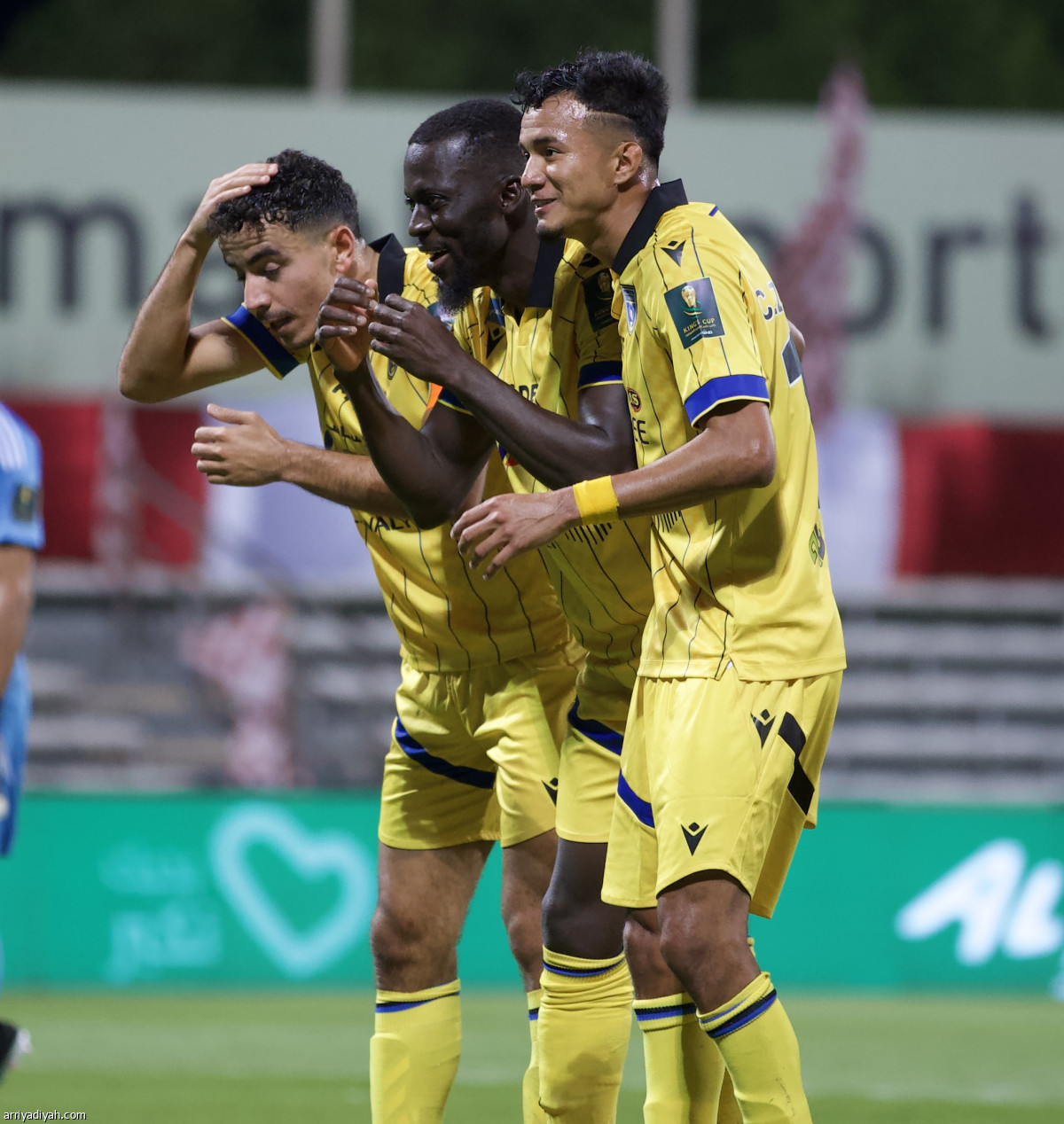 التعاون يعبر