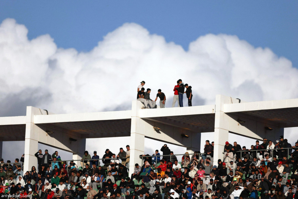 فوق الأسطح وفي الطرقات.. ثاني أكبر حضور يغلق ملعب أغادير