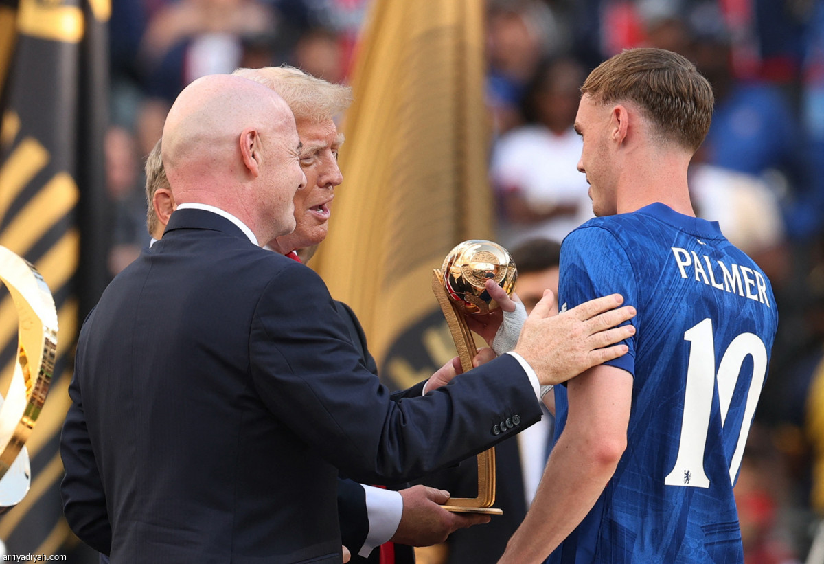 ترامب يسلّم الكأس